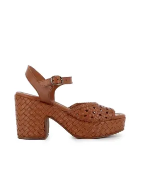 Sandalia piel entrelazada con hebilla y tacon mujer camel CARMELA